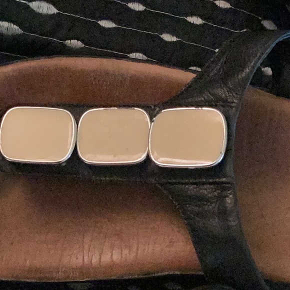 Limited edition fitflops in leather with stone framed in metal - Picture 2 of 7